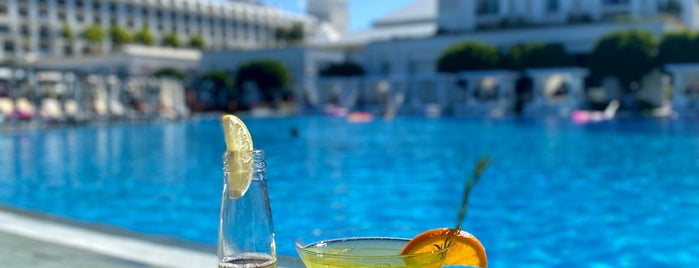 Titanic Deluxe Pool Bar is one of Lugares favoritos de Oguz.