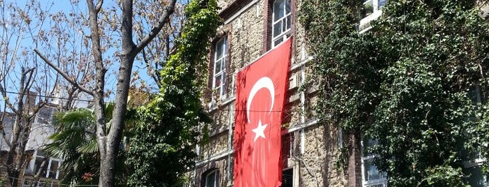 Taş Koleji is one of Tempat yang Disukai Menderes.