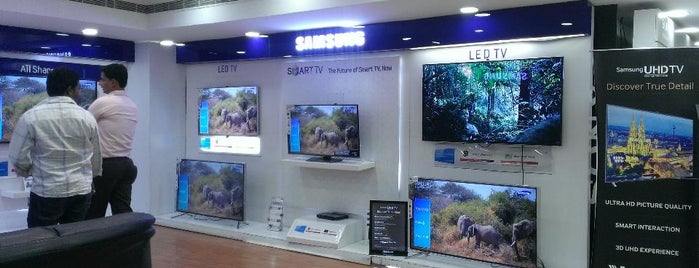 Bajaj Electronics is one of Lugares favoritos de Srinivas.