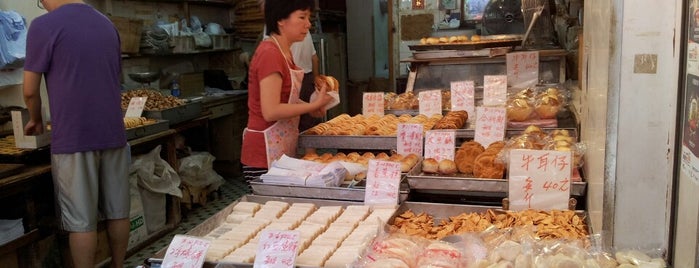Kee Tsui Cake Shop is one of Locais curtidos por Burcu.