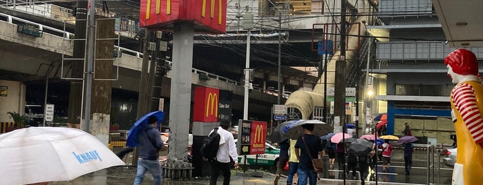 McDonald's is one of Tempat yang Disukai Gerald Bon.