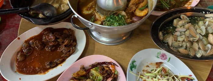 香记中泰海鲜餐市 Restoran Hiang Kee is one of 小镇的味道.