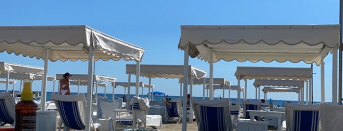 Bagno Paradiso al Mare is one of Posti che sono piaciuti a ©️.