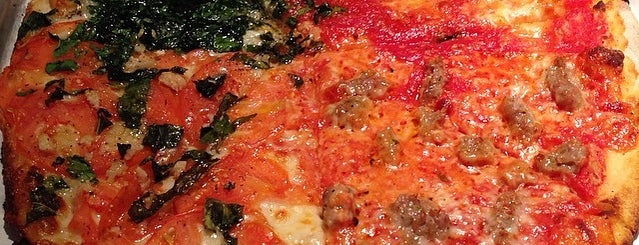 Tomatoes Apizza is one of Posti che sono piaciuti a Donna.