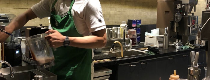 Starbucks is one of Locais curtidos por Fanina.