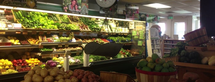 Papaya's Natural Foods is one of Lugares favoritos de Jane.