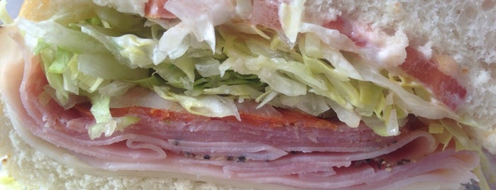Jersey Mike's Subs is one of Lugares favoritos de Jackie.