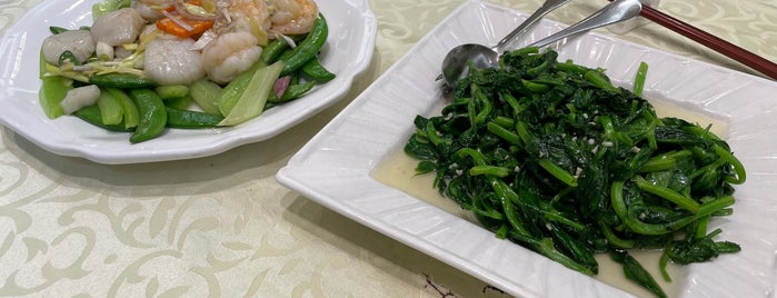 Red Star Seafood Restaurant 鴻星海鮮酒家 is one of Alyssia's Dining Favourites.