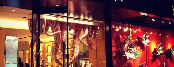 Louis Vuitton is one of Dan : понравившиеся места.