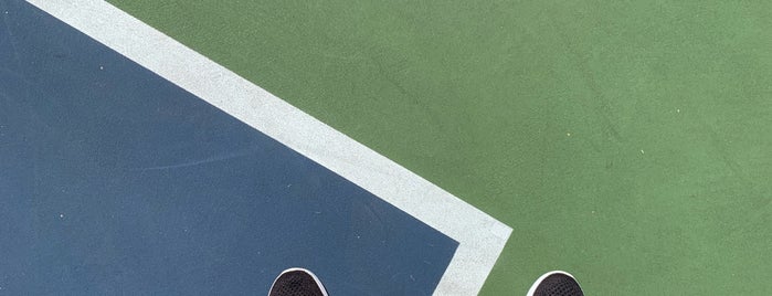 Buena Vista Tennis Courts is one of Locais curtidos por Gilda.