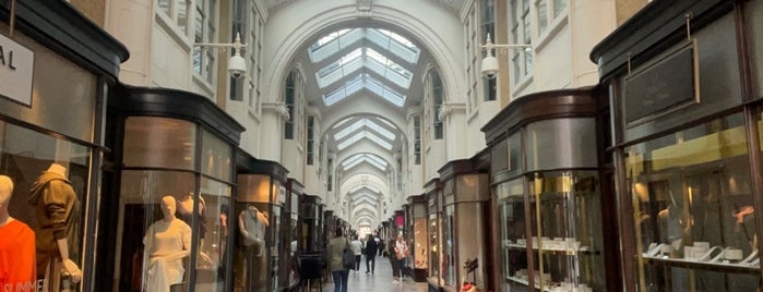 Burlington Arcade is one of Locais curtidos por Ana.