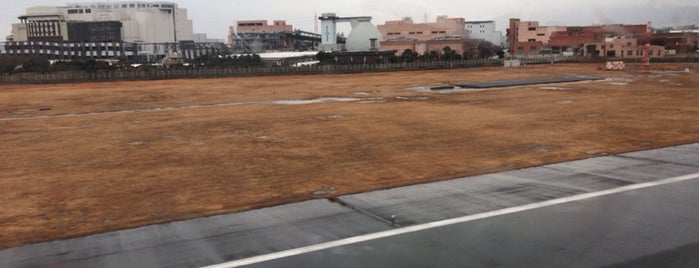 Runway B (14R/32L) is one of สถานที่ที่ Hiroshi ถูกใจ.