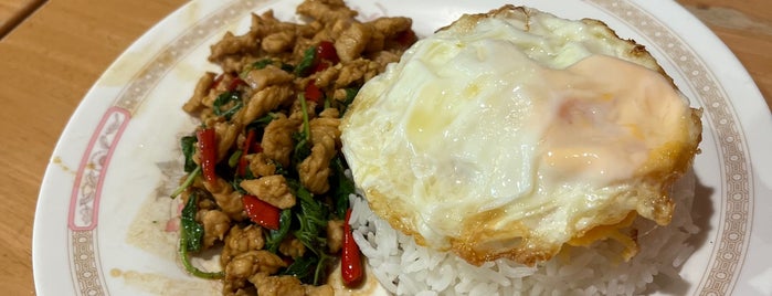 ไก่บ้านพริกไทยดำ ห้าแยกพลับพลาไชย is one of バンコクBangkok Gourmet.