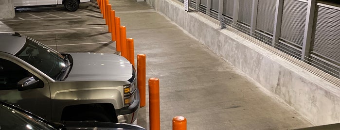 Orange Parking Garage is one of susan'ın Beğendiği Mekanlar.