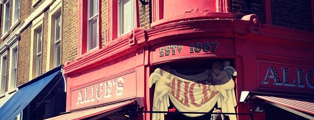 Mercado de la calle Portobello is one of London Favorites.