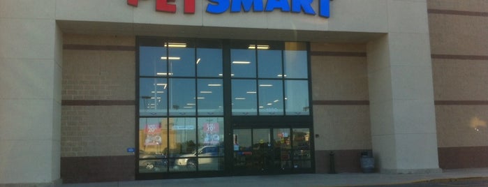 PetSmart is one of Orte, die Matthew gefallen.