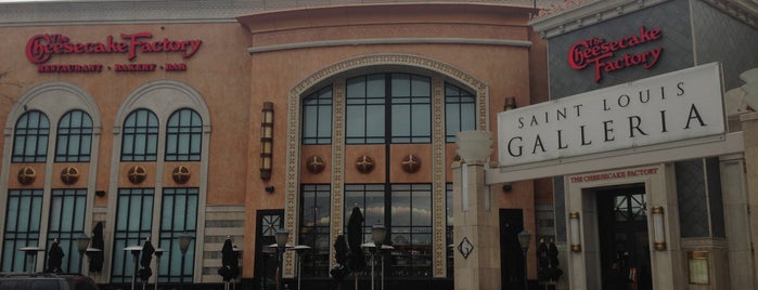 Nordstrom Saint Louis Galleria is one of Orte, die Jeanette gefallen.
