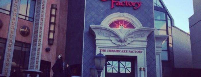 The Cheesecake Factory is one of Lugares favoritos de Paul.
