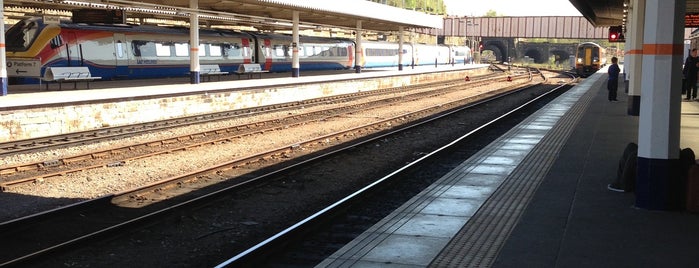 Sheffield Railway Station (SHF) is one of Locais curtidos por Henry.