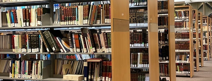 King Fahad National Library is one of Maha'nın Beğendiği Mekanlar.