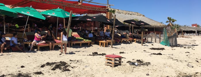 La Salsa Beach Bar is one of Antros y Bares.
