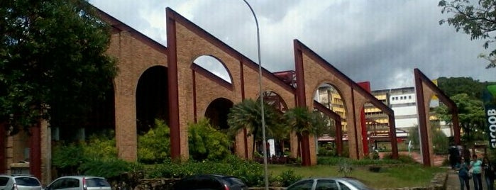 Praça de Serviços is one of Campus.