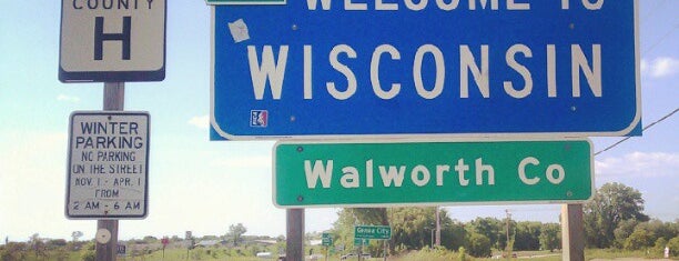 Illinois / Wisconsin State Line is one of Tempat yang Disukai Delaney.