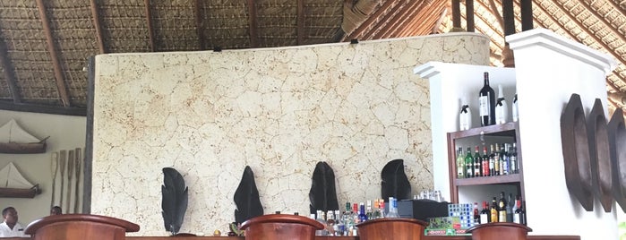 Canoa Lobby Bar is one of Lugares favoritos de Erin.