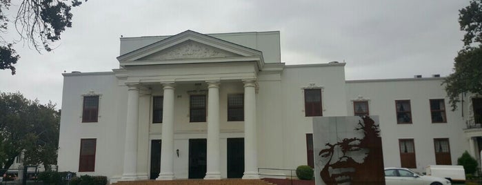 Stellenbosch Town Hall is one of Orte, die Amby gefallen.