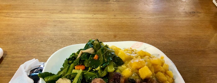 Imjai Vegetarian Restaurant (B1 Foodcourt) is one of Tempat yang Disukai (((ekin))).
