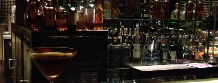 Burgundy Bar & Lounge is one of Lieux qui ont plu à Psymon.