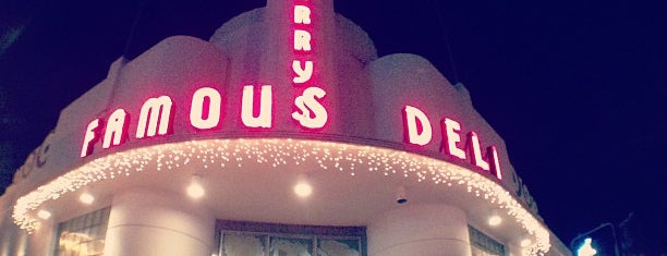 Jerry's Famous Deli is one of Lugares favoritos de Jared.
