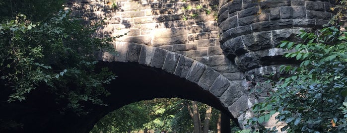 77th Street Stone Arch is one of rob'un Beğendiği Mekanlar.