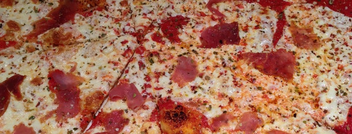 Cocco's Pizza is one of Orte, die Lorraine-Lori gefallen.