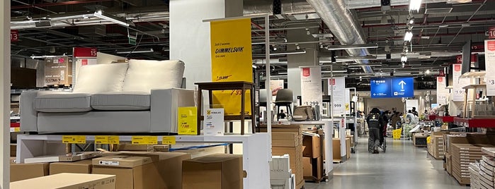 IKEA is one of Orte, die Diana gefallen.