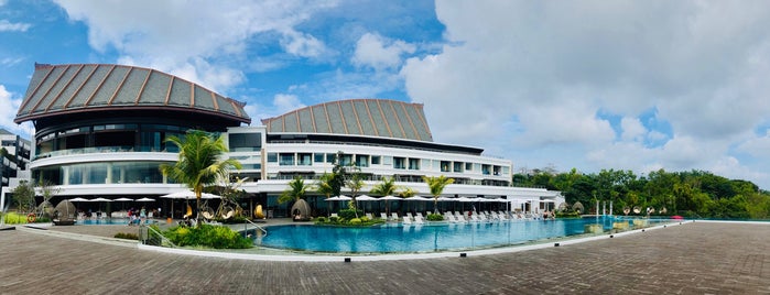 Renaissance Uluwatu Bali Resort and Spa is one of Lugares favoritos de Max.