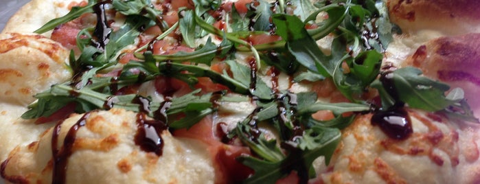 PapaDan's Pizza is one of Lugares favoritos de Cameron.