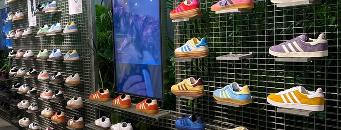 adidas Originals Flagship Store Tokyo is one of Tokio.