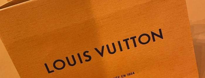 Louis Vuitton is one of สถานที่ที่ Dania ถูกใจ.