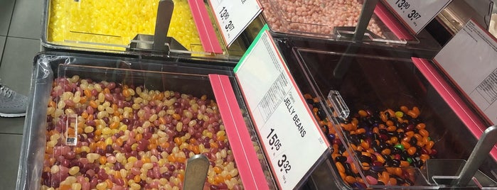 Bulk Barn is one of Anilさんのお気に入りスポット.