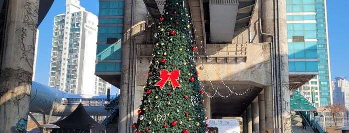 Ttukseom Hangang Park is one of 즐김.