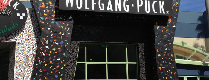 Wolfgang Puck Grand Cafe is one of สถานที่ที่ Jennifer ถูกใจ.