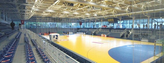 Sporthalle Am Hallo is one of สถานที่ที่ David ถูกใจ.