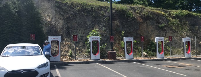 Tesla Supercharger is one of Tempat yang Disukai Brian.