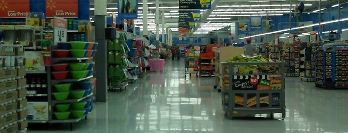 Walmart Supercenter is one of Posti che sono piaciuti a Aimee.