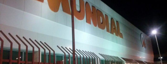 Supermercados Mundial is one of Locais curtidos por Claudia.