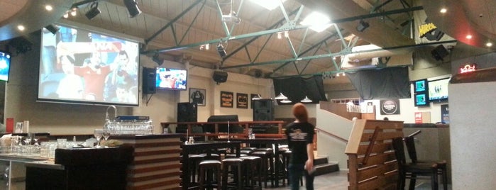 Crowded House Bar & Cafe is one of Locais curtidos por Ibu Widi.