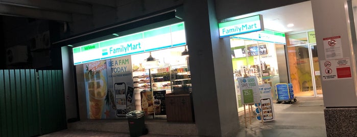 Family Mart is one of Orte, die Teresa gefallen.