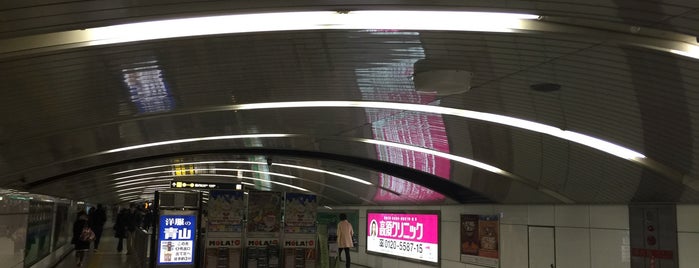御堂筋線 梅田駅 (M16) is one of Subway Stations.