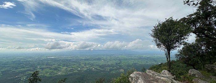 จุดชมวิวผาหัวนาค มอหินขาว is one of Chaiyaphum 2019.